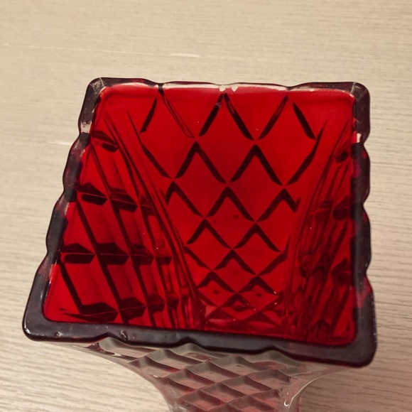 Elegant Red vintage Glass Vase - Picture 3 of 4